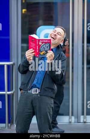 Londra, Regno Unito. 24 ottobre 2024. David Walliams lascia la Global radio dopo aver parlato del suo nuovo libro Super Sleuth: New for 2024, a Funny Crime Caper dell'autore più venduto di Spaceboy Credit: Richard Lincoln/Alamy Live News Foto Stock