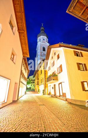 Comune di Castelrotto (Castelrotto) street vista serale, Dolomiti Alpi regione d'Italia. Foto Stock