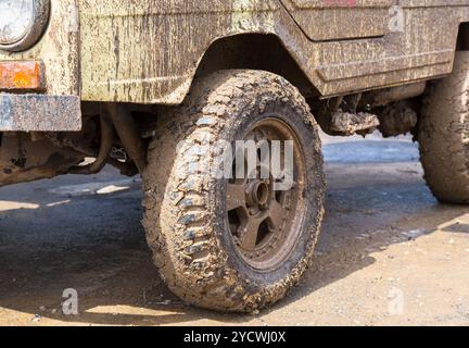 Ruota sporca di un off-road auto dopo la guida sotto la pioggia Foto Stock