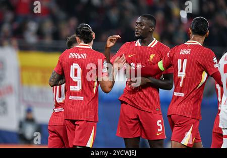 Lipsia, Germania. 23 ottobre 2024. Calcio: Champions League, RB Leipzig - Liverpool FC, turno preliminare, giorno 3, Red Bull Arena. Darwin Nú-ez del Liverpool (da sinistra), Ibrahima Konaté e Virgil van Dijk reagiscono dopo il gol di 0:1. Crediti: Hendrik Schmidt/dpa/Alamy Live News Foto Stock