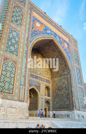 Madrasa Sher Dor, Registan, Samarcanda, Uzbekistan Foto Stock