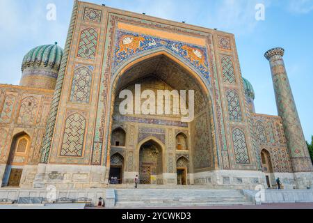 Madrasa Sher Dor, Registan, Samarcanda, Uzbekistan Foto Stock