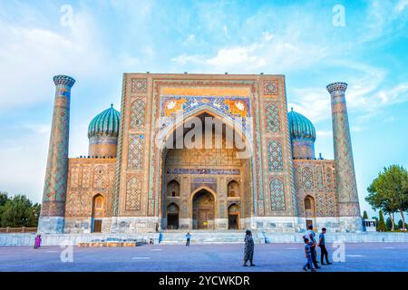 Madrasa Sher Dor, Registan, Samarcanda, Uzbekistan Foto Stock