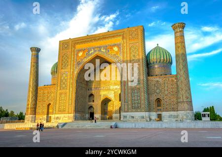 Madrasa Sher Dor, Registan, Samarcanda, Uzbekistan Foto Stock