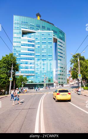 Vista dell'edificio degli uffici dell'OJSC Samaraneftegaz - unità della compagnia petrolifera russa Rosneft a Samara, Russia Foto Stock