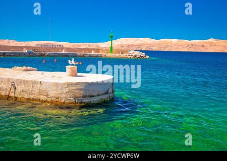 Il canale di Velebit turchese waterfront in Karlobag Foto Stock