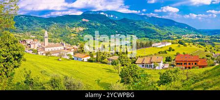 Il pittoresco villaggio di Pazzon vista panoramica Foto Stock