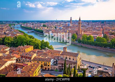 Cry di Verona e il fiume Adige vista aerea Foto Stock