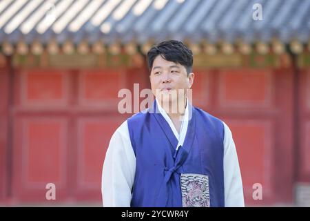 Una coppia coreana, un uomo di 30 anni e una donna di 20 anni, cammina armoniosamente attraverso un edificio storico a Seoul, Corea del Sud, indossando Hanbok. Foto Stock