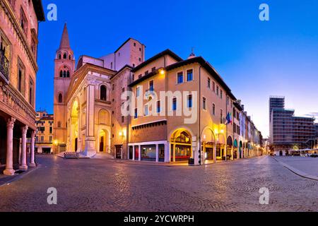 La città di Mantova Piazza delle Erbe vista serale Foto Stock