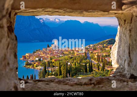 Malcesine e il Lago di Garda vista aerea attraverso la finestra di pietra, regione italiana Veneto Foto Stock