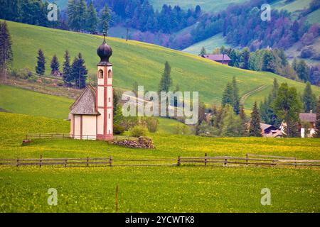 Alpine idilliaca Chiesa di Santa Magdalena, regione Trentino Alto Adige Italia Foto Stock