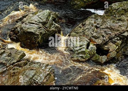 Logie Steading Forres Scotland una passeggiata lungo le rive del fiume Findhorn con acqua vorticosa intorno a grandi rocce Foto Stock