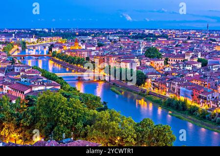 La città di Verona e il fiume Adige sera vista aerea Foto Stock