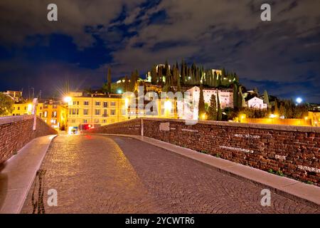 Ponte Pietra e Castel San Pietro in Verona vista serale Foto Stock