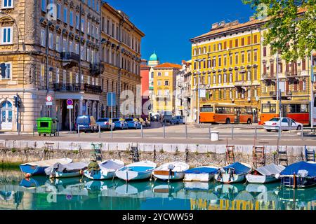 Città di Rijeka waterfront barche e architettura, vista sul golfo del Quarnero, Croazia Foto Stock