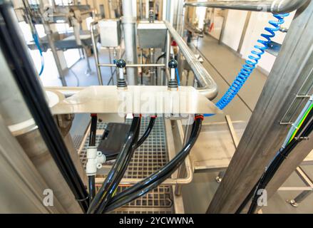 joystick per il controllo di una linea industriale in un mattatoio con tubi in acciaio inox Foto Stock