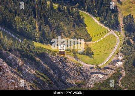 Ortisei, Italia - 29 settembre 2024: Cabinovia gialla Furnes fino a Seceda in Val Gardena, Dolomiti Alpi e vista aerea della valle in autunno Foto Stock