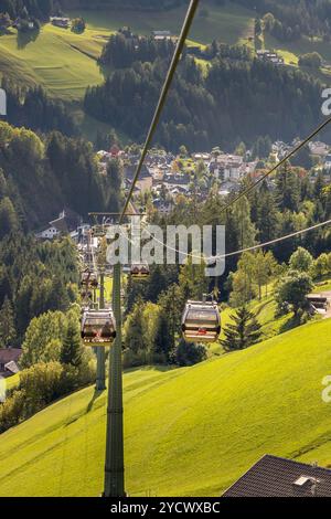 Ortisei, Italia - 29 settembre 2024: Funivia per Furnes, parte del viaggio Seceda in Val Gardena, Alpi dolomitiche in autunno, vista aerea della città Foto Stock