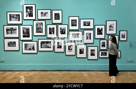 Edimburgo, Scozia, Regno Unito. 24 ottobre 2024. Festeggiamo i 40 anni della collezione fotografica scozzese presso la Portrait Gallery. Fotografie che risalgono agli anni '1840 fino ai giorni nostri e comprendono opere di importanti fotografi come Julia Margaret Cameron, Robert Mapplethorpe e Annie Leibovitz. Trova ritratti di famosi scozzesi come Andy Murray, The Proclaimers, Jackie Kay e David Tennant. Ingresso gratuito e aperto al pubblico dal 26 ottobre al 16 marzo 2025. Crediti: Craig Brown/Alamy Live News Foto Stock