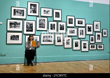 Edimburgo, Scozia, Regno Unito. 24 ottobre 2024. Festeggiamo i 40 anni della collezione fotografica scozzese presso la Portrait Gallery. Fotografie che risalgono agli anni '1840 fino ai giorni nostri e comprendono opere di importanti fotografi come Julia Margaret Cameron, Robert Mapplethorpe e Annie Leibovitz. Trova ritratti di famosi scozzesi come Andy Murray, The Proclaimers, Jackie Kay e David Tennant. Ingresso gratuito e aperto al pubblico dal 26 ottobre al 16 marzo 2025. Crediti: Craig Brown/Alamy Live News Foto Stock