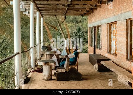 Vista panoramica di un turista in un Lodge di lusso in un punto panoramico presso le riserve naturali di Magamba nella catena montuosa Usambara, Tanzania Foto Stock