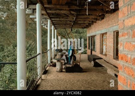 Vista panoramica di un turista in un Lodge di lusso in un punto panoramico presso le riserve naturali di Magamba nella catena montuosa Usambara, Tanzania Foto Stock