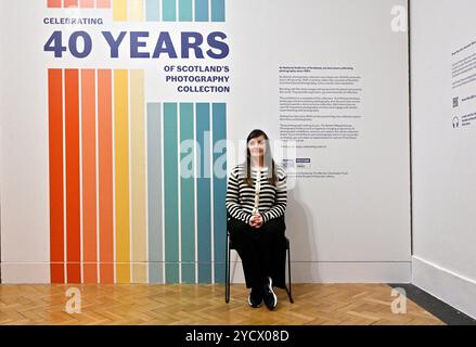 Edimburgo, Scozia, Regno Unito. 24 ottobre 2024. Festeggiamo i 40 anni della collezione fotografica scozzese presso la Portrait Gallery. Fotografie che risalgono agli anni '1840 fino ai giorni nostri e comprendono opere di importanti fotografi come Julia Margaret Cameron, Robert Mapplethorpe e Annie Leibovitz. Trova ritratti di famosi scozzesi come Andy Murray, The Proclaimers, Jackie Kay e David Tennant. Ingresso gratuito e aperto al pubblico dal 26 ottobre al 16 marzo 2025. Crediti: Craig Brown/Alamy Live News Foto Stock