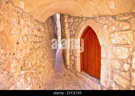 Klancic strette strade di pietra nella città di Vrbnik Foto Stock