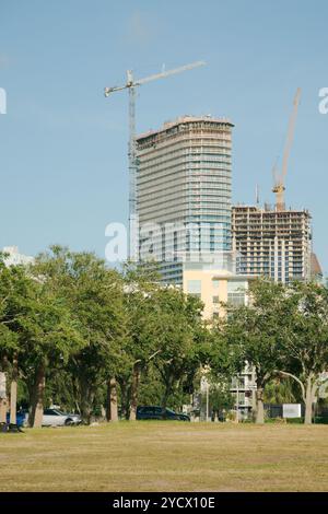 Vista verticale verso est verso lo skyline del centro di San Pietroburgo vicino a Central Ave. Edifici alti in costruzione con gru temporanee contro un sk blu Foto Stock