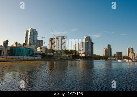 Vista dal parco giochi Albert Whitted nel bacino sud degli yacht a St. Petersburg, Florida. Verso lo skyline del centro. Acque blu calme con nuvole soffici bianche. M Foto Stock
