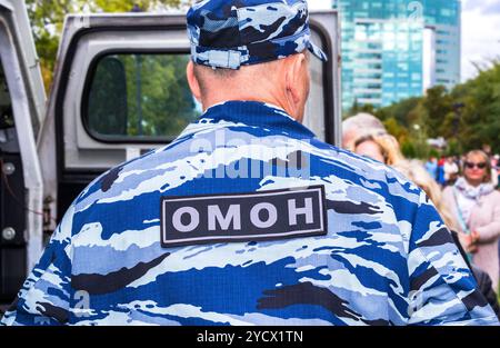 Ufficiale di polizia russo in uniforme di unità mobile a scopo speciale (OMON). SWAT russo Foto Stock