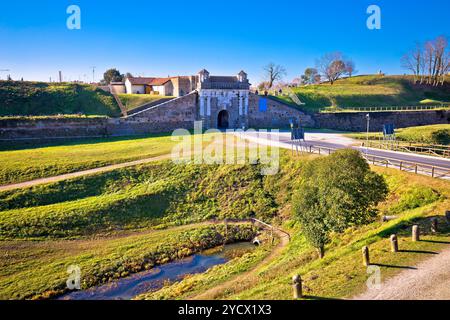 Città di Palmanova mura di difesa e la porta di pietra vista, dichiarati patrimonio mondiale dell umanità dall UNESCO nella regione Friuli Venezia Giulia di Italia Foto Stock