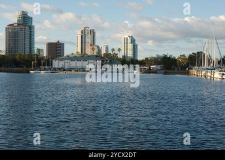 Vista dal parco giochi Albert Whitted nel bacino sud degli yacht a St. Petersburg, Florida. Verso lo skyline del centro. Acque blu calme con nuvole soffici bianche. M Foto Stock