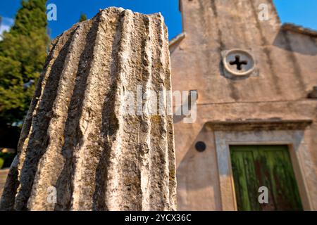 Villaggio di pietra di Skrip dettagli storici e vista della chiesa. Foto Stock