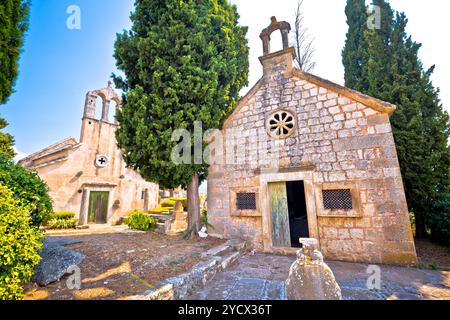 Vista del villaggio in pietra di Skrip sulle vecchie cappelle Foto Stock