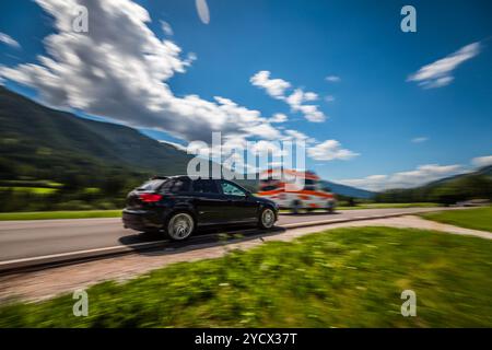 L'auto ad alta velocità cede il passo alla strada dell'ambulanza Foto Stock