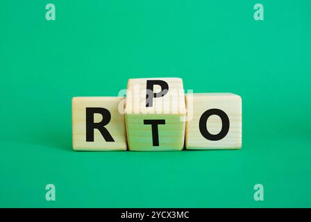 Simbolo RPO vs RTO. Cubi di legno con parole da RTO a RPO. Bellissimo sfondo verde. concetto di business. Copia spazio Foto Stock