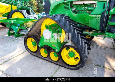 Cingolo in gomma del trattore agricolo John Deere 7830 in mostra all'annuale fiera agroindustriale Volga Foto Stock