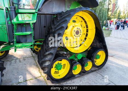 Cingolo in gomma del trattore agricolo John Deere 7830 in mostra all'annuale fiera agroindustriale Volga Foto Stock