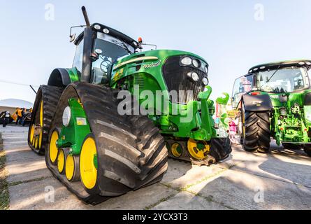 Cingolo in gomma per trattore agricolo John Deere 7830 in mostra all'annuale fiera agro-industriale Volga Foto Stock