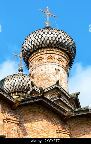 Cupola in legno con croce ortodossa dell'antica chiesa russa contro il cielo blu a Novgorod, Russia Foto Stock