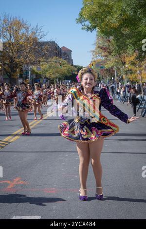 Una ballerina felice della troupe di San Simon balla e marce alla Parata Boliviana del 2024 a Jackson Heights, Queens, New York. Foto Stock