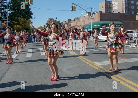 Ballerini e manifestanti della troupe San Simon sulla 37th avenue nella Parata Boliviana del 2024 a Jackson Heights, Queens, New York. Foto Stock