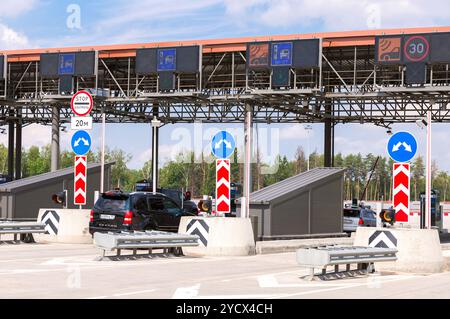 Mosca, Russia - 16 luglio 2017: Le auto passano attraverso il punto di pagamento automatico su una strada a pedaggio. Autostrada russa numero M11 Foto Stock