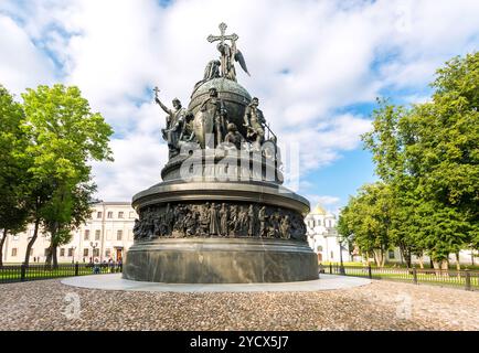 Veliky Novgorod, Russia - 17 agosto 2017: Monumento del Millennio di Russia (1862) nel Cremlino di Novgorod, Russia Foto Stock