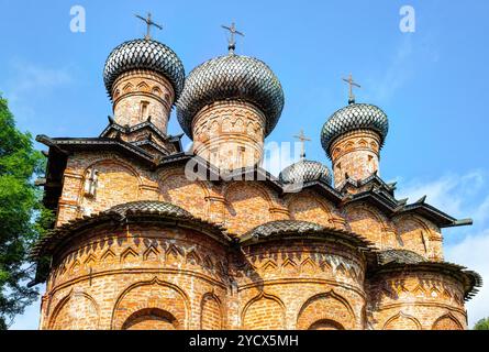 Antica chiesa ortodossa russa con cupole di legno e croci contro il cielo blu a Novgorod, Russia Foto Stock