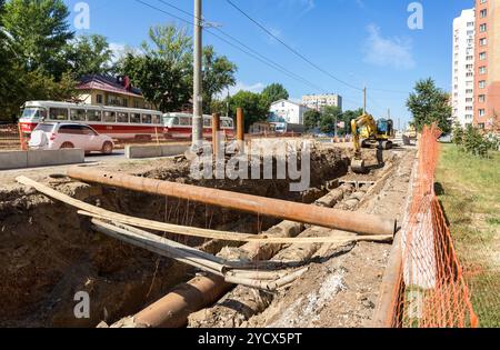 Lavori di riparazione del condotto di riscaldamento. Tubi di ricambio della rete principale di riscaldamento in estate Foto Stock