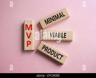 MVP - simbolo del giocatore più prezioso. Cubi di legno con parole MVP. Bellissimo sfondo rosa. Business e MVP. Copia spazio. Foto Stock