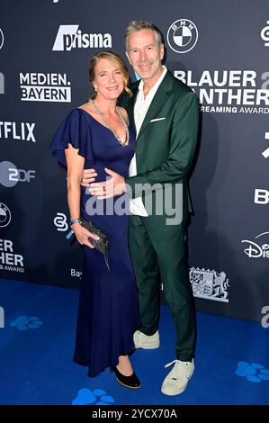 Dirk Steffens mit Ehefrau Ingrid Steffens bei der Verleihung vom Blauer Panther - TV & streaming Award 2024 in der BMW Welt. München, 23.10.2024 *** Dirk Steffens con la moglie Ingrid Steffens alla presentazione del Blue Panther TV streaming Award 2024 al BMW Welt Monaco, 23 10 2024 foto:XF.xKernx/xFuturexImagex blauer Panther 4067 Foto Stock